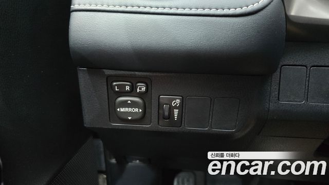 Toyota RAV4 2018 — photo 28