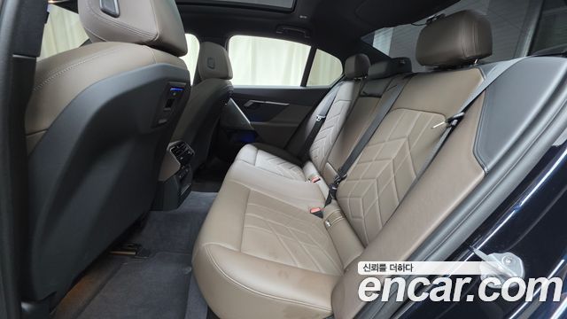 BMW 5-Series 2025 — photo 18