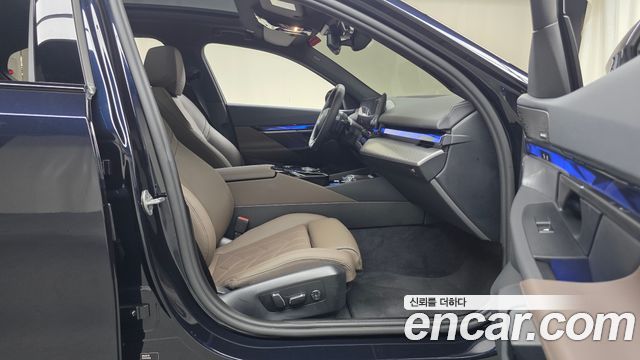 BMW 5-Series 2025 — photo 16