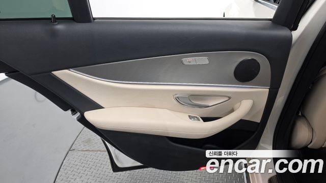 Mercedes-Benz E-Class 2018 — photo 15