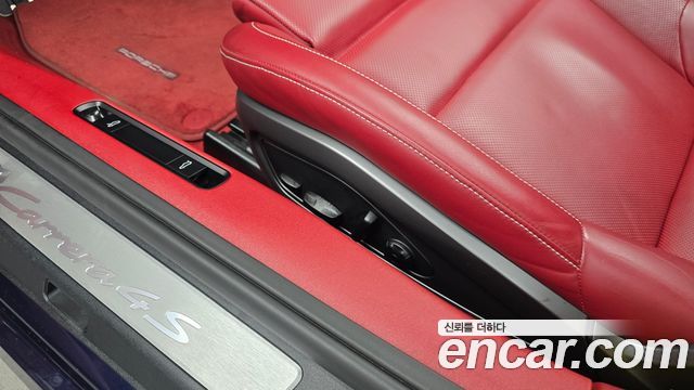 Porsche 911 2021 — photo 31