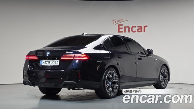 BMW 5-Series 2025 — photo 2