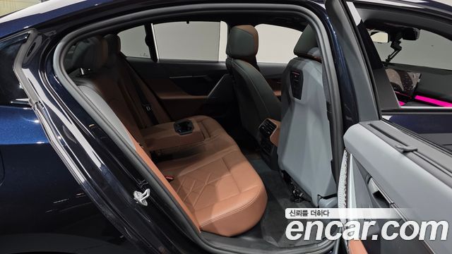 BMW 5-Series 2025 — photo 18
