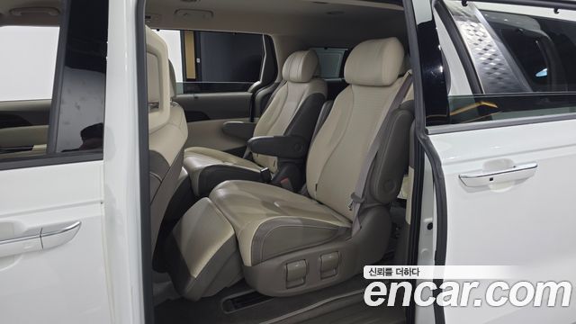 Kia Canival 2023 — photo 17