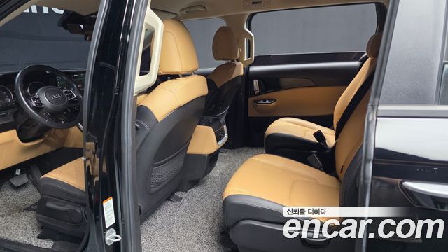 Kia Canival 2021 — photo 16