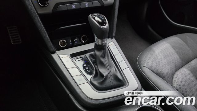 Hyundai AVANTE 2018 — photo 12
