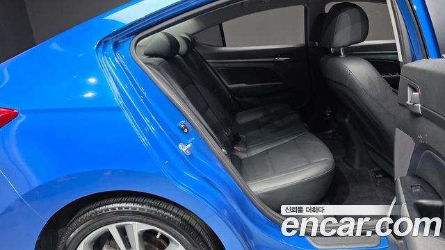 Hyundai AVANTE 2018 — photo 17