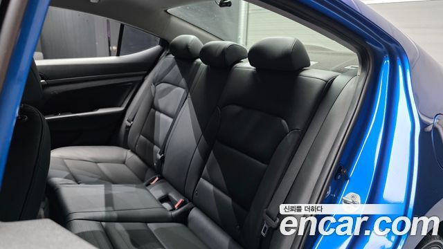 Hyundai AVANTE 2018 — photo 18