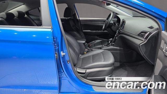 Hyundai AVANTE 2018 — photo 16