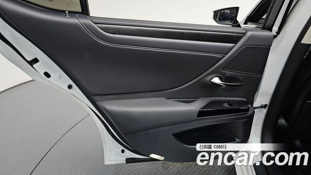 Lexus ES 2025 — photo 15