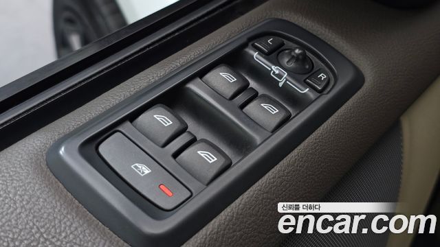 Land Rover Discovery 2016 — photo 14