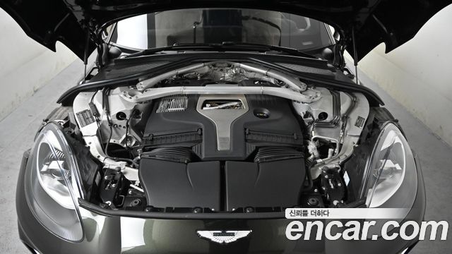 Aston Martin DBX 2023 — photo 6