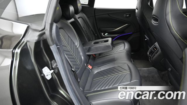 Aston Martin DBX 2023 — photo 12