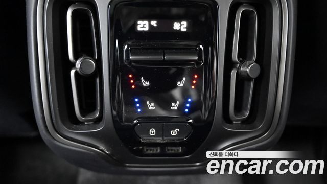 Aston Martin DBX 2023 — photo 16