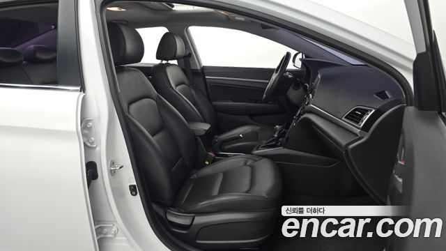 Hyundai AVANTE 2016 — photo 11