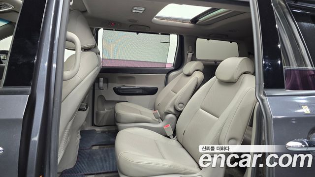 Kia Canival 2015 — photo 17