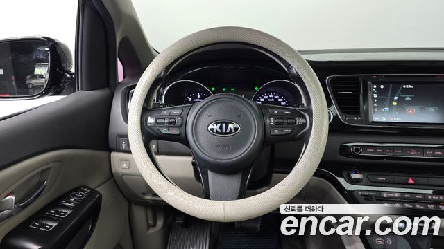 Kia Canival 2015 — photo 18