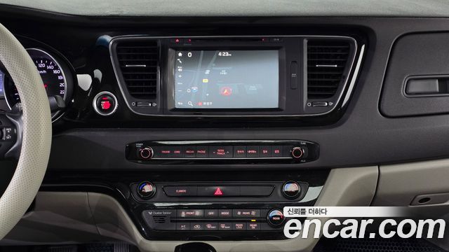 Kia Canival 2015 — photo 23
