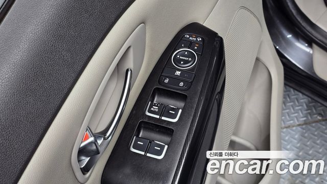 Kia Canival 2015 — photo 25