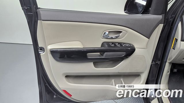 Kia Canival 2015 — photo 14