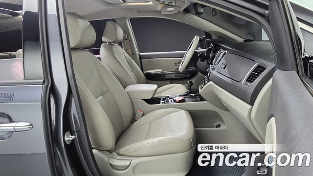 Kia Canival 2015 — photo 16