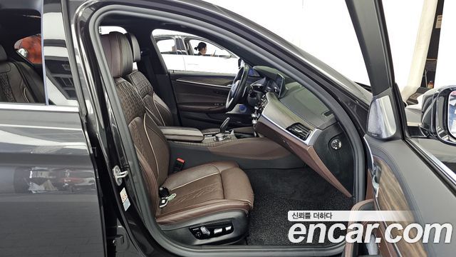 BMW 5-Series 2020 — photo 11