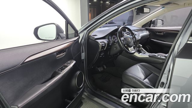 Lexus NX 2017 — photo 10