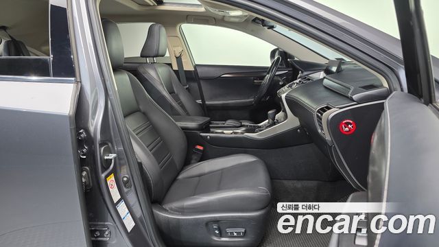 Lexus NX 2017 — photo 11