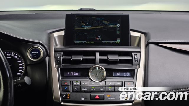 Lexus NX 2017 — photo 14