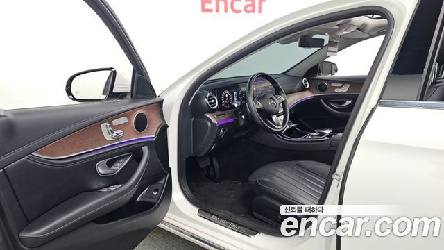 Mercedes-Benz E-Class 2017 — photo 10