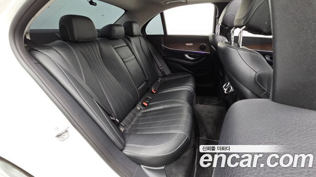 Mercedes-Benz E-Class 2017 — photo 11