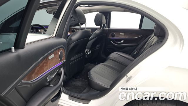 Mercedes-Benz E-Class 2017 — photo 12