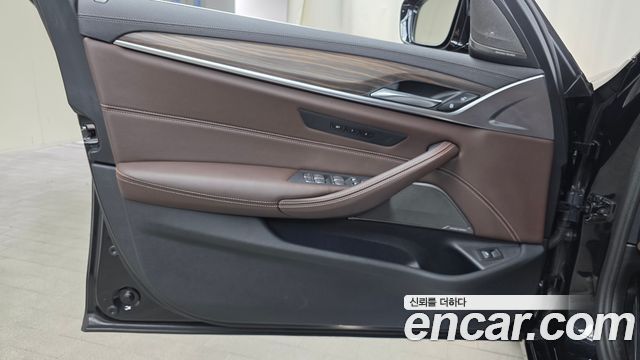 BMW 5-Series 2023 — photo 14