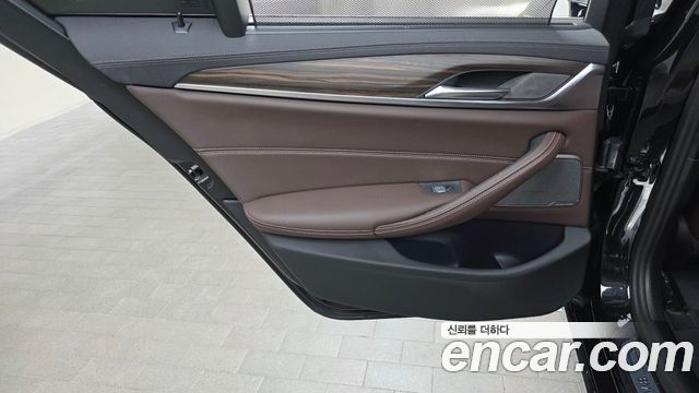 BMW 5-Series 2023 — photo 15