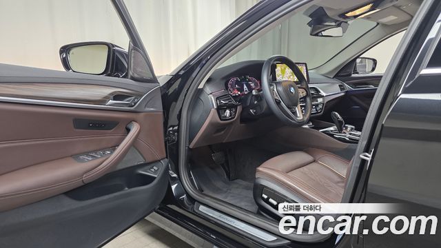 BMW 5-Series 2023 — photo 16