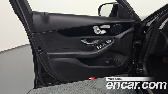 Mercedes-Benz C-Class 2019 — photo 30