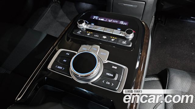Genesis G90 2019 — photo 31