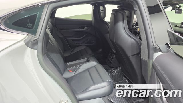 Porsche Taycan 2023 — photo 17