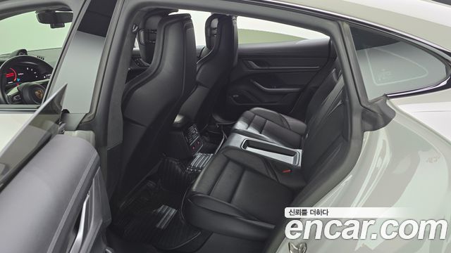 Porsche Taycan 2023 — photo 26