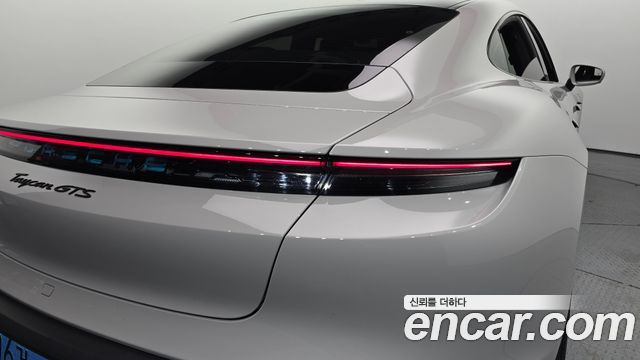 Porsche Taycan 2023 — photo 9