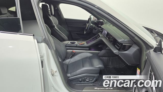 Porsche Taycan 2023 — photo 16