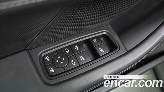 Porsche Taycan 2023 — photo 29
