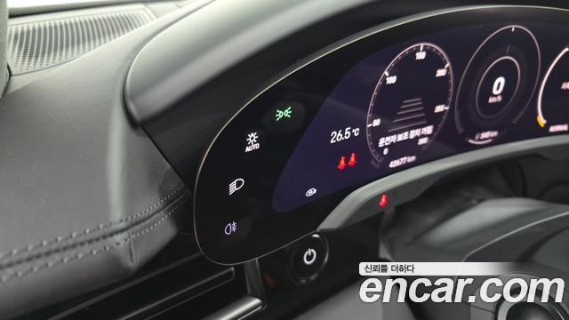 Porsche Taycan 2023 — photo 32