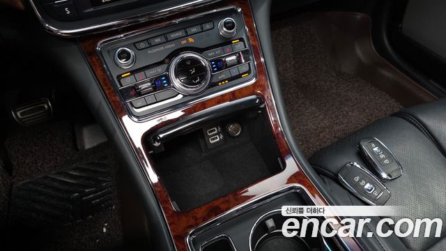 Lincoln Continental 2017 — photo 12
