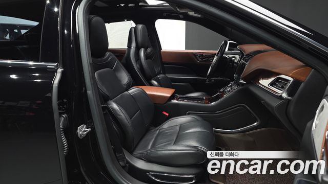 Lincoln Continental 2017 — photo 17