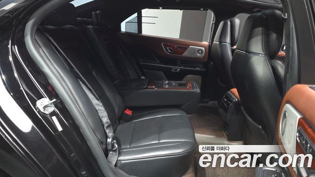 Lincoln Continental 2017 — photo 18
