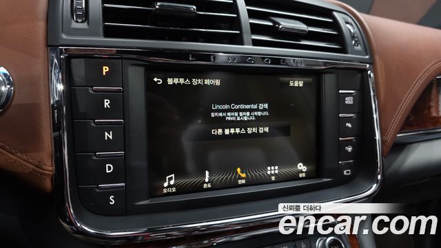 Lincoln Continental 2017 — photo 22