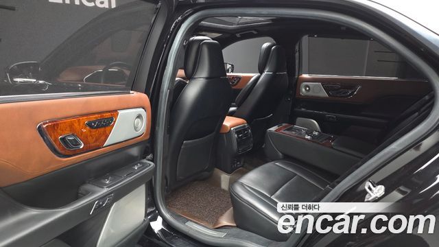 Lincoln Continental 2017 — photo 16