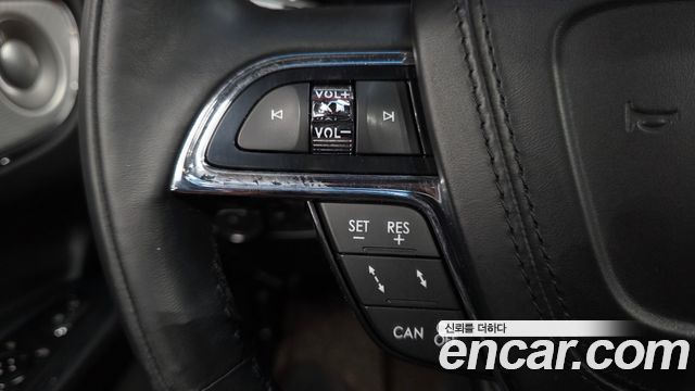 Lincoln Continental 2017 — photo 31