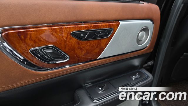 Lincoln Continental 2017 — photo 34